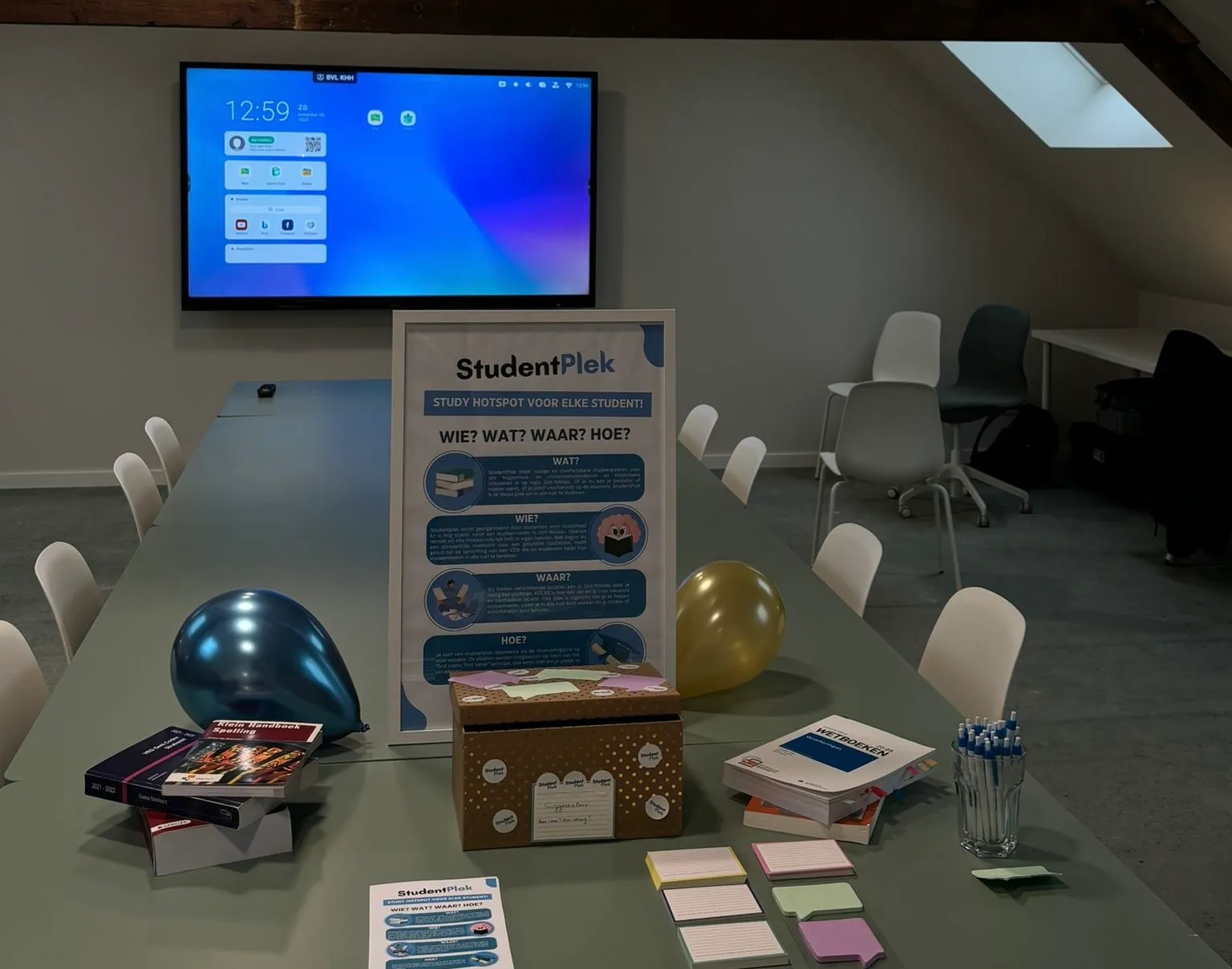 Een studeertafel bij KOLAB, klaar voor de blok, met een bord van StudentPlek