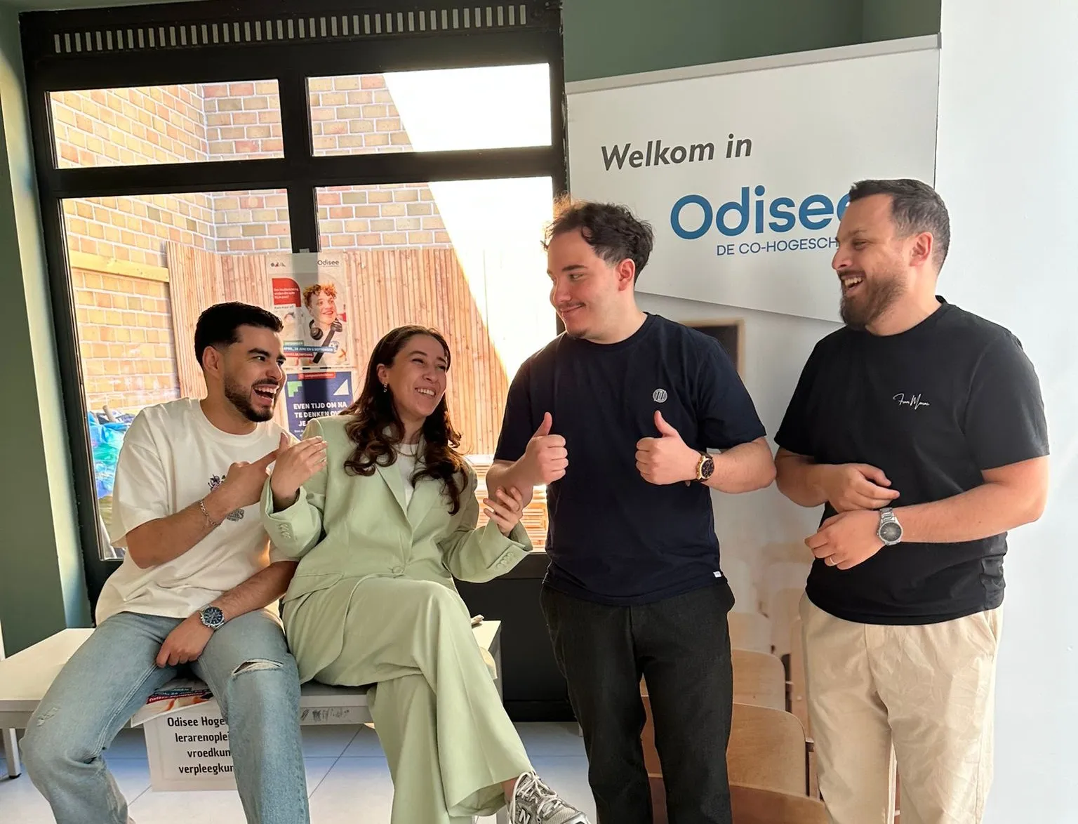 Vier leden van het StudentPlek-team lachen samen bij Odisee
